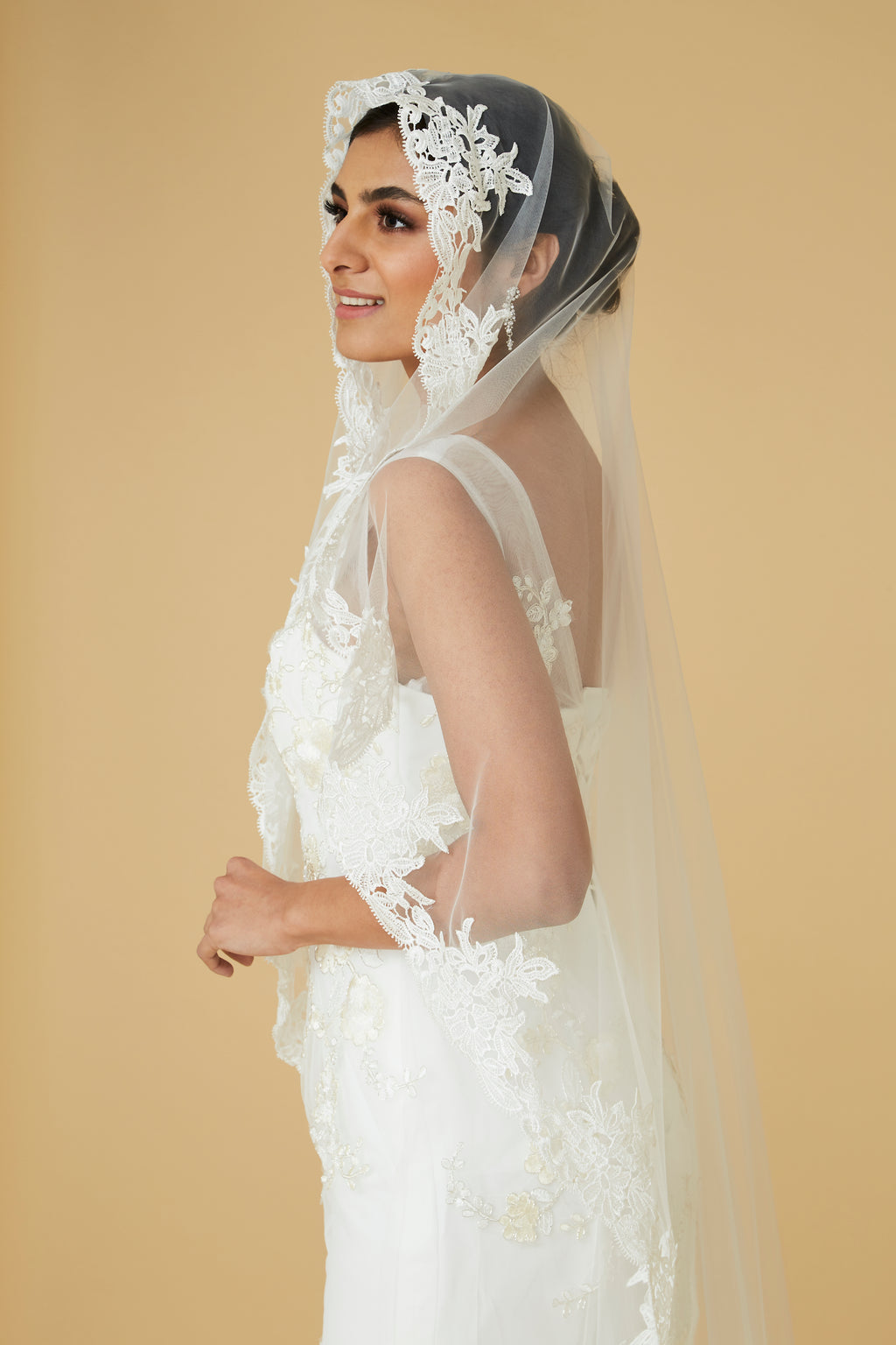 Carolien Lace Fingertip Bridal Veil