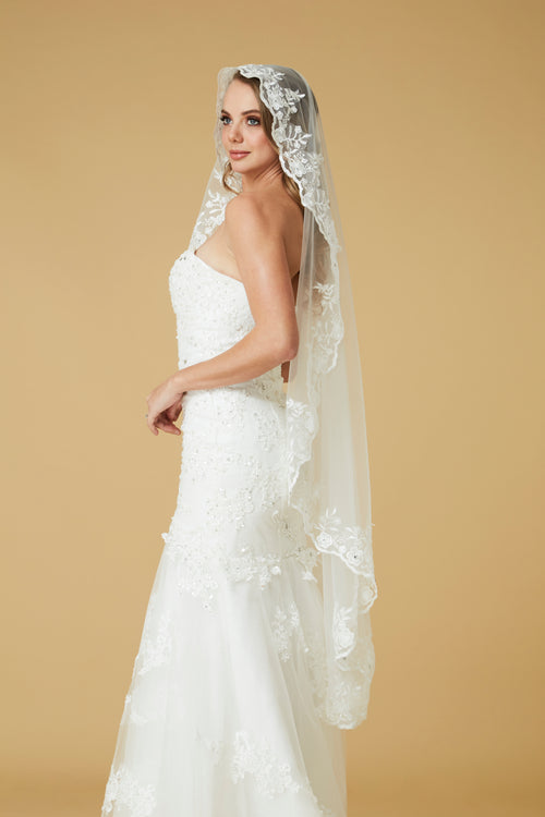 Eudie Lace Fingertip Bridal Veil
