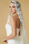 Eudie Lace Fingertip Bridal Veil