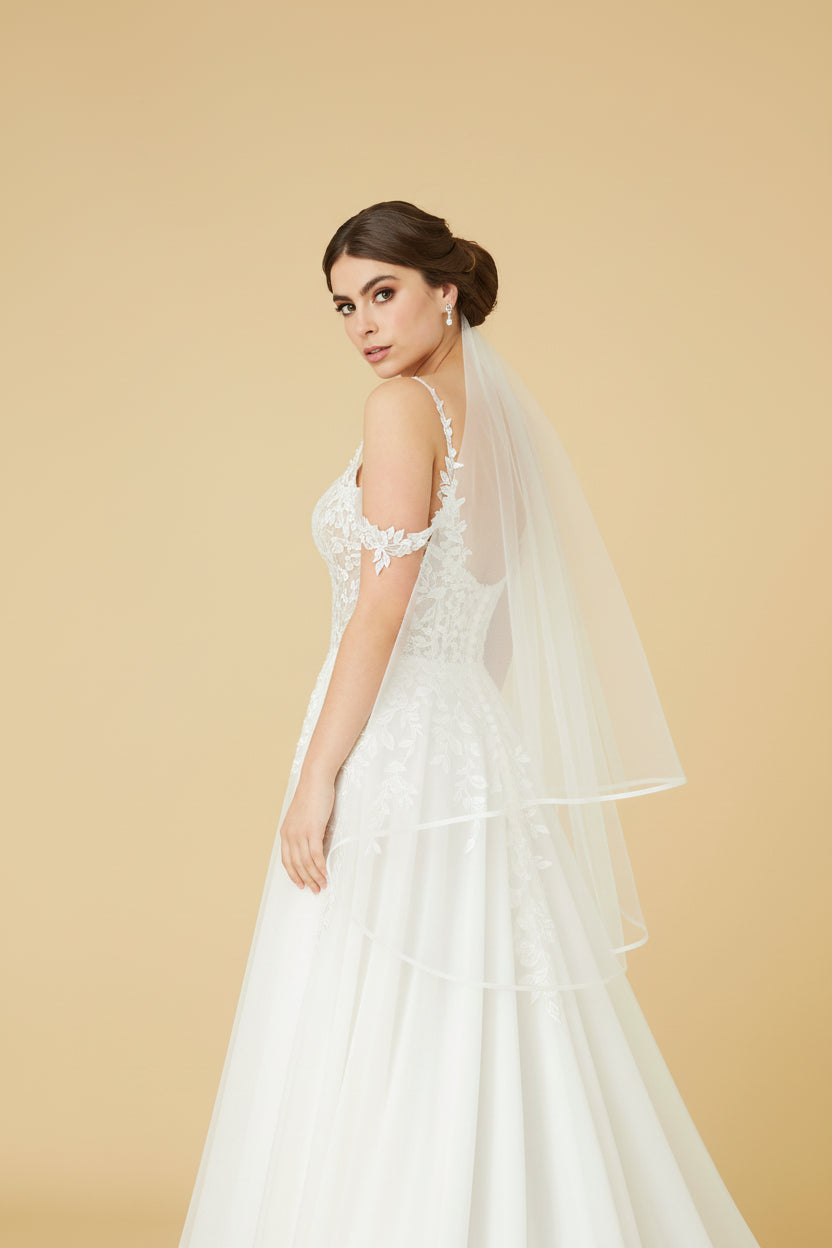 Elayna Fingertip Wedding Veil – Soft Tulle Bridal Veil